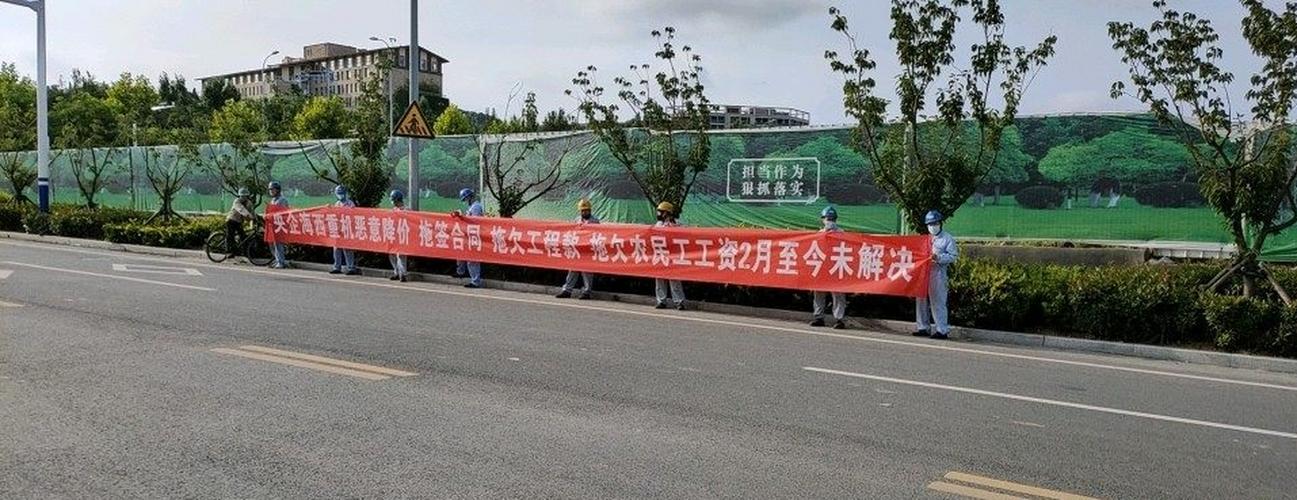 海西重机大门口,今天又有外包队已经开如堵厂门了,大热天的这些工人